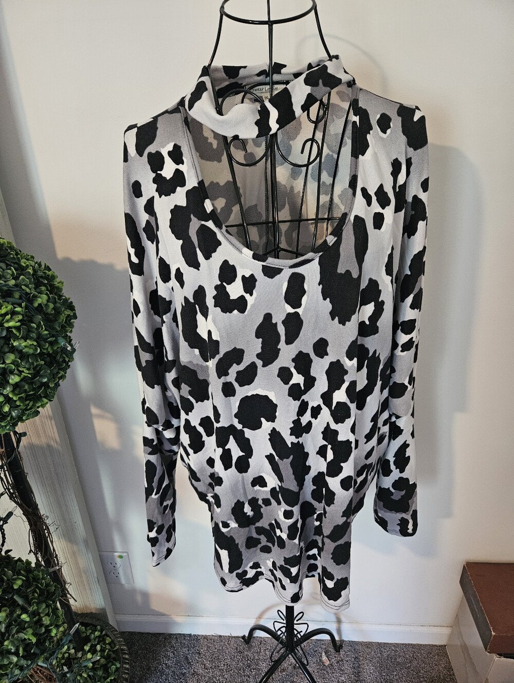 Sweet Love Black & White AnimalPrint Long Sleeve Top with Cutout Neck Sz 2xl $13